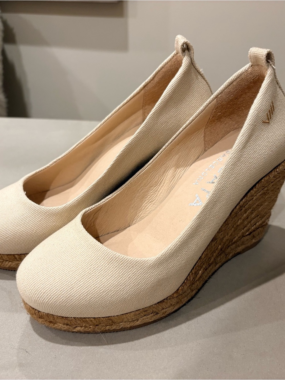 Viscata Cream Canvas Espadrille Wedge Pumps for Women size 6 narrow or 5